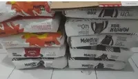 Tumpukan sak M4 di lantai keramik