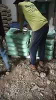 Pekerja mengangkut sak M3